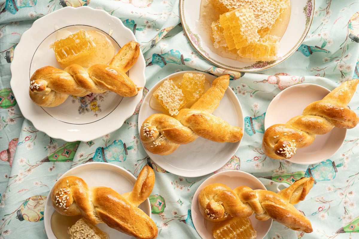 Yeast rolls and honeycomb. 